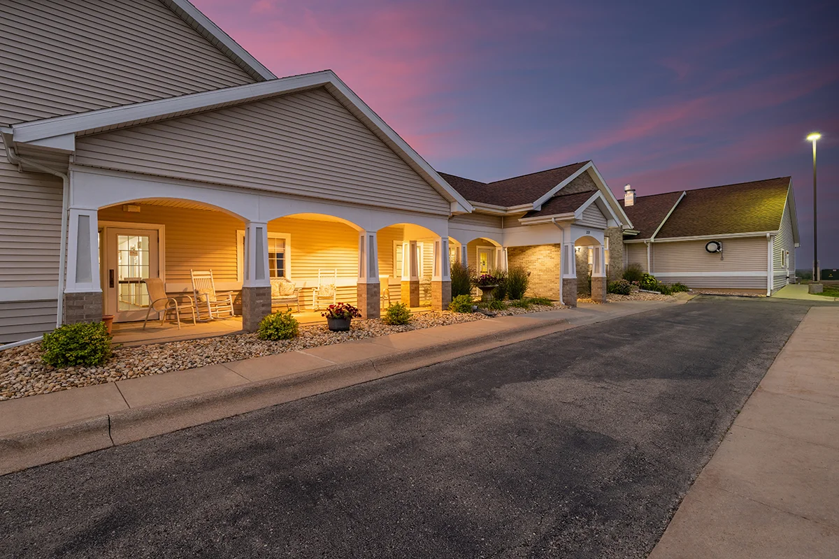 https://www.jaybirdseniorliving28.net/wp-content/uploads/2023/09/clover_ridge_32_1200px.webp