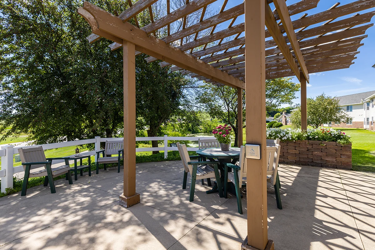 https://www.jaybirdseniorliving28.net/wp-content/uploads/2023/09/meadow-lakes_03_1200.webp