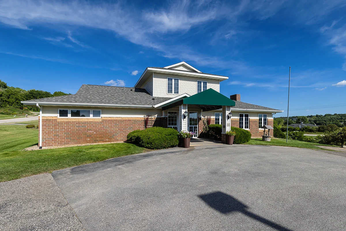 https://www.jaybirdseniorliving28.net/wp-content/uploads/2023/09/meadow-lakes_25_1200.webp