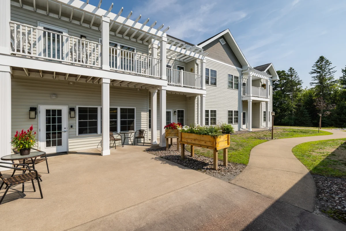 https://www.jaybirdseniorliving28.net/wp-content/uploads/2023/12/Milestone_Senior_Living_Woodruff_04_1200.webp