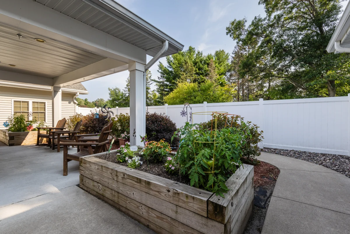 https://www.jaybirdseniorliving28.net/wp-content/uploads/2023/12/Milestone_Senior_Living_Woodruff_12_1200.webp