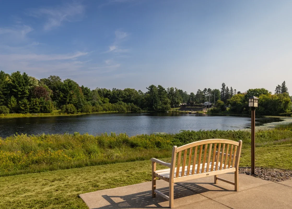 https://www.jaybirdseniorliving28.net/wp-content/uploads/2023/12/Milestone_Senior_Living_Woodruff_18_1200-e1703704038902.webp
