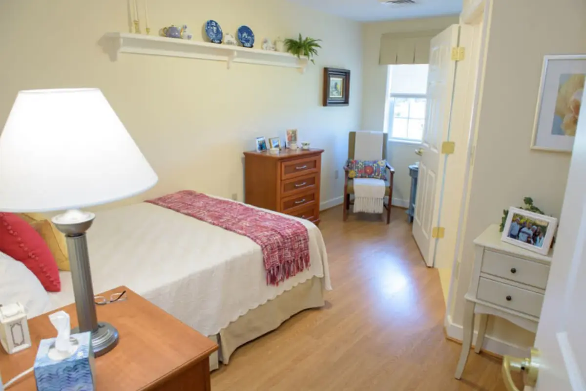 https://www.jaybirdseniorliving28.net/wp-content/uploads/2024/07/Bedroom-1.webp