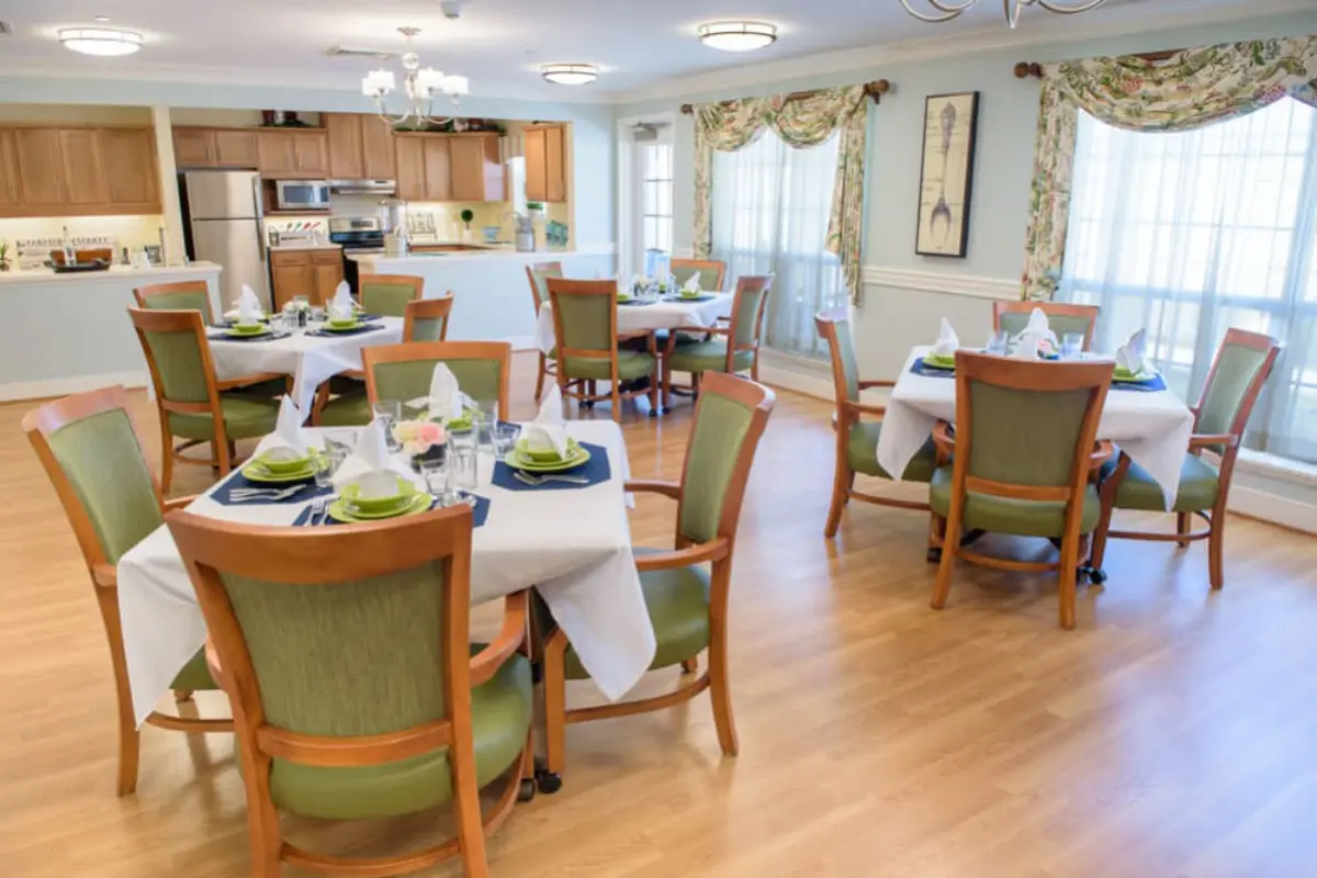 https://www.jaybirdseniorliving28.net/wp-content/uploads/2024/07/Dining-Room-2.webp