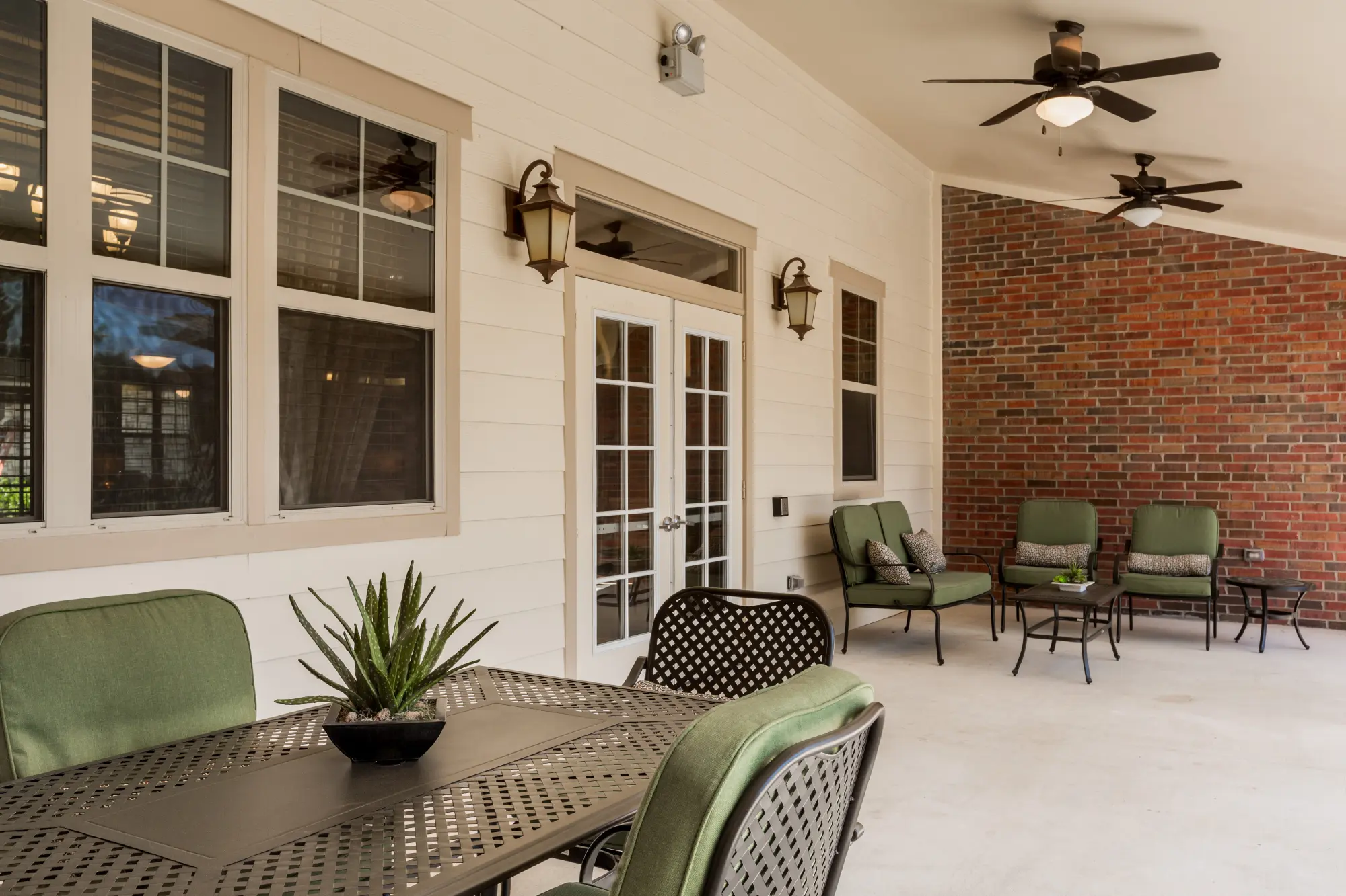 https://www.jaybirdseniorliving28.net/wp-content/uploads/2024/09/Patio-2000.webp